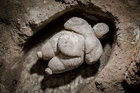 Çatalhöyük kazısında bulunan Kybele heykelinde memeler büyük olarak tasvir edilmiş.
